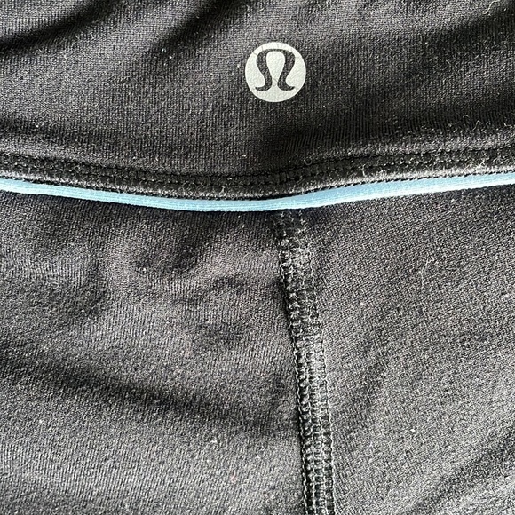 Sz8 Lululemon Black Clam diggers GUC in black with baby blue ribbing accent - Picture 5 of 7